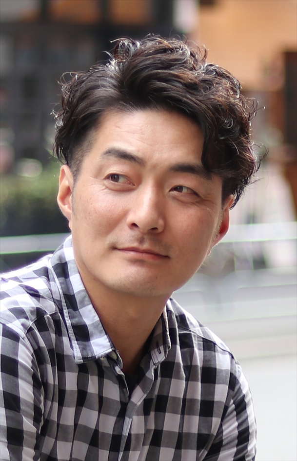 男生成熟感分線波紋燙 另一角度